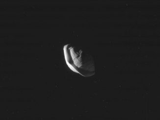 Cassini зробив знімки супутника Сатурна, який має форму літаючої тарілки