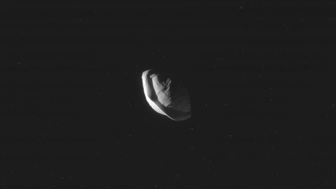 Cassini зробив знімки супутника Сатурна, який має форму літаючої тарілки