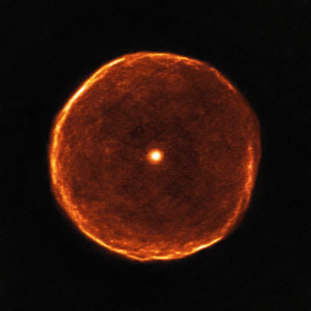 Телескоп ALMA отримав знімок зірки U Antliae, схожої на око