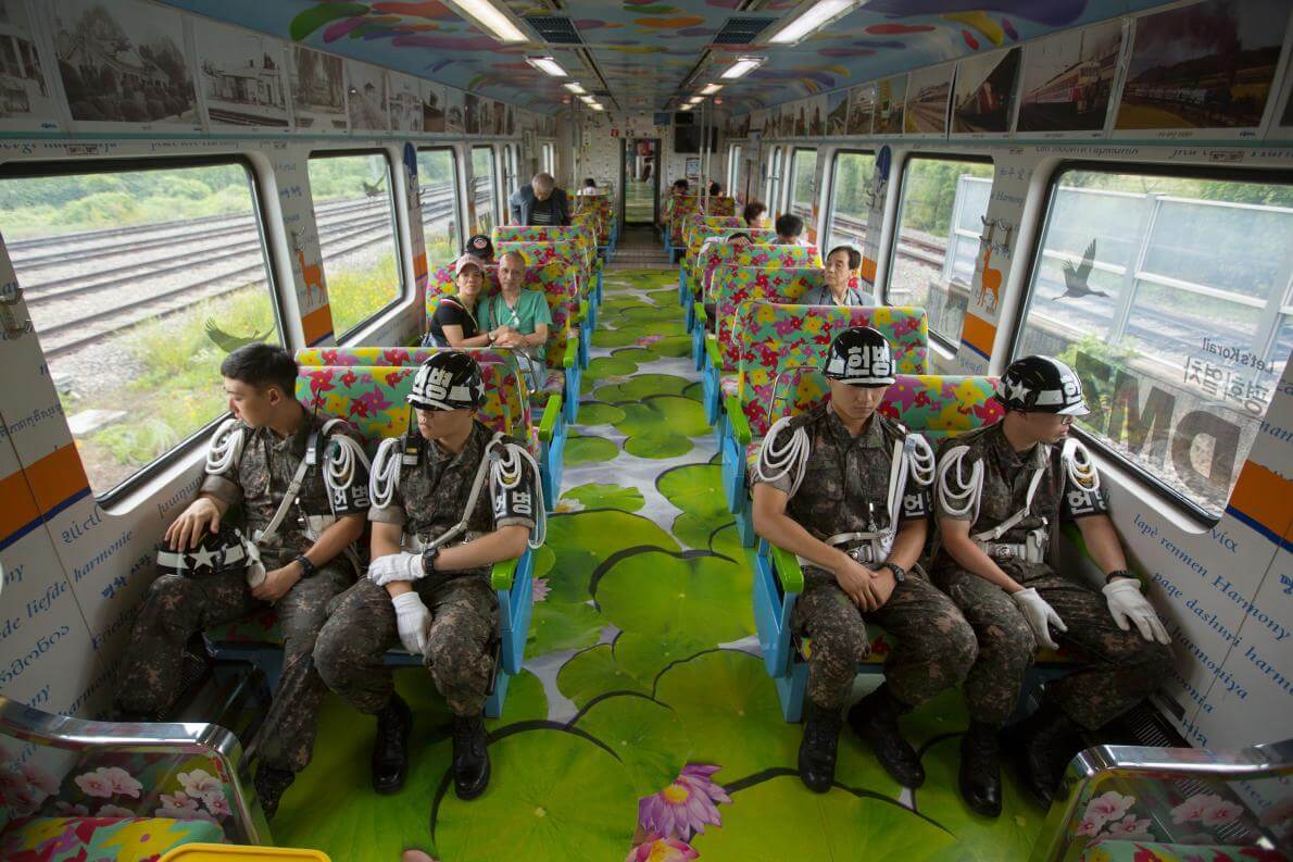 Південнокорейські солдати та туристи.
