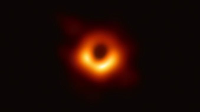Європейські астрономи показали перший в історії знімок чорної діри