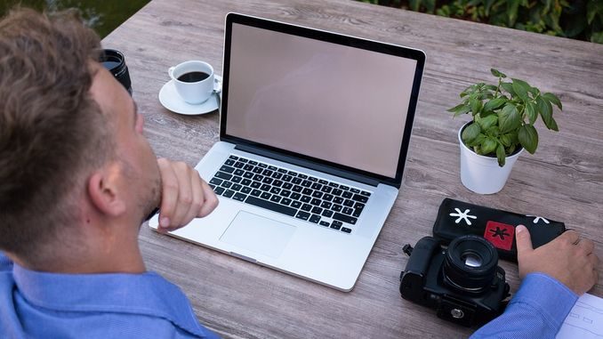 Не працює мікрофон ноутбук чоловік фотоапарат кава вазон стіл робота вебмінар відеочат